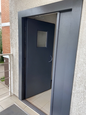 Полуторная дверь с окном Полуторная дверь с окном