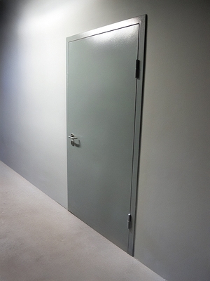 Серая стальная дверь Серая стальная дверь