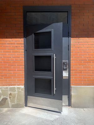 Дверь в МКД с остеклением и отбойником