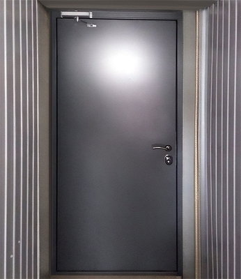 Серая техническая дверь