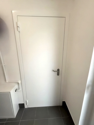 Дверь белого цвета Дверь белого цвета