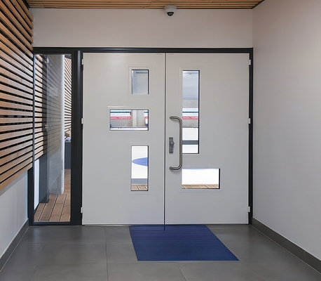 Дверь в спорткомплексе